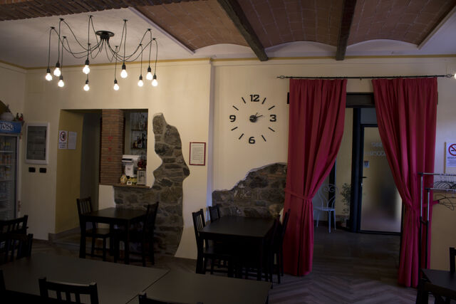 La sala con vista ingresso/bar