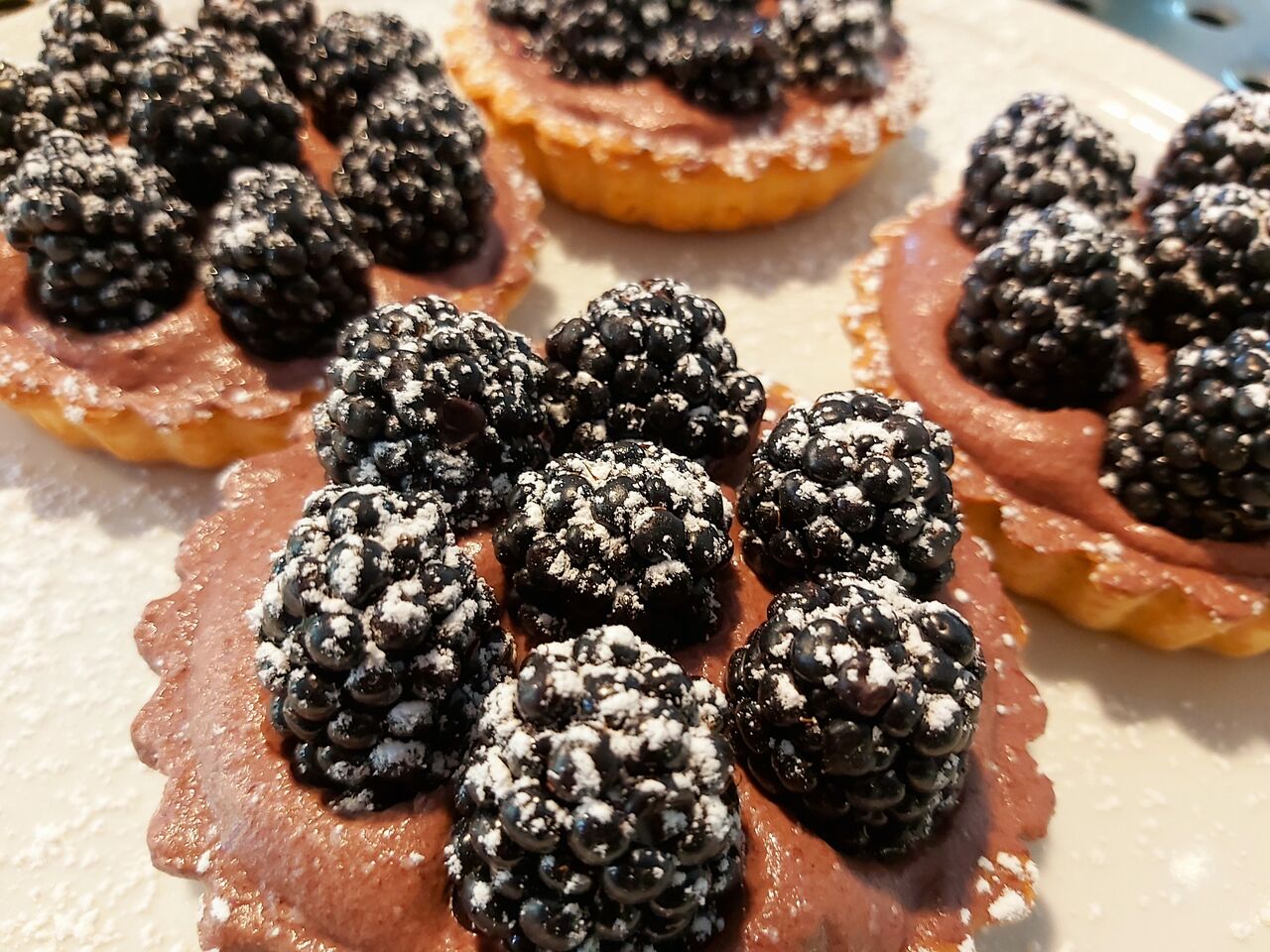 Tartlettes mit Zartbitter-Mousse und Brombeergelee