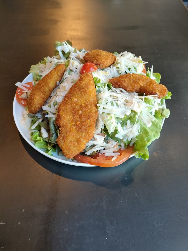 Salade césar (salade, poulet pané, croûtons, tomates, copeaux de parmesan)