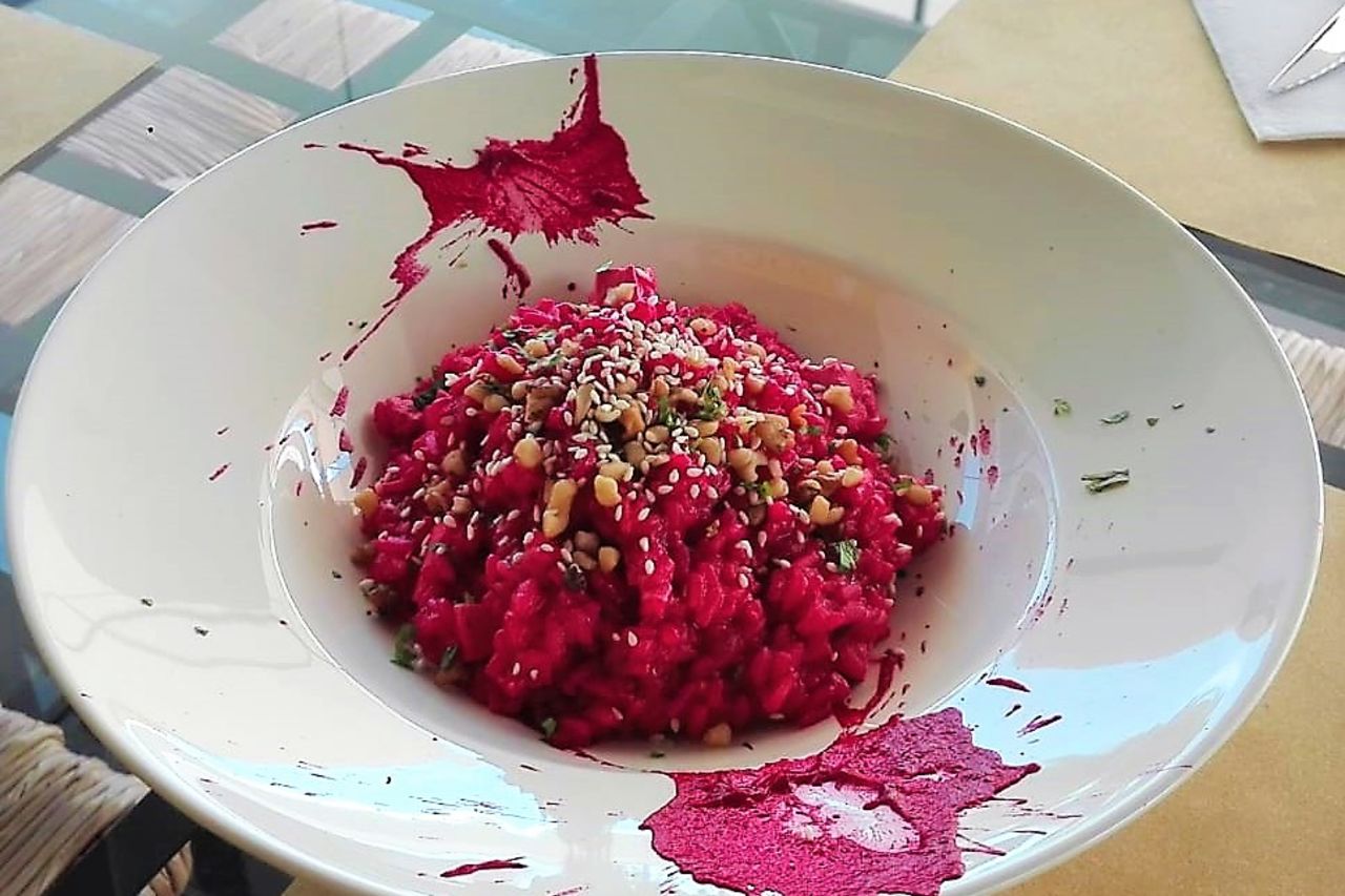 Risotto vegan com creme de beterraba,tofu e nozes.