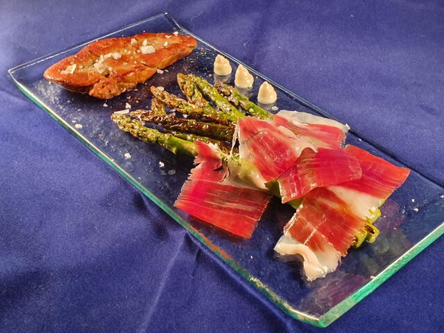 Trigueros con foie y jamón ibérico