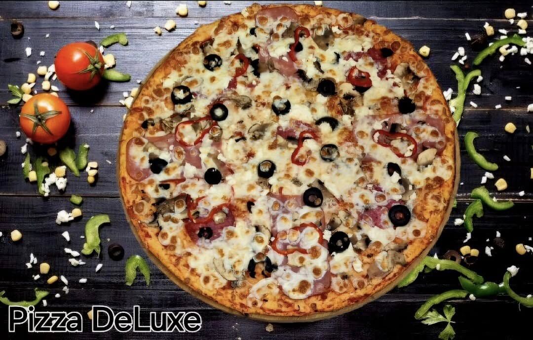 Sos rosii, mozzarella, bacon, salam, ciuperci, ardei, măsline, branza telemea.