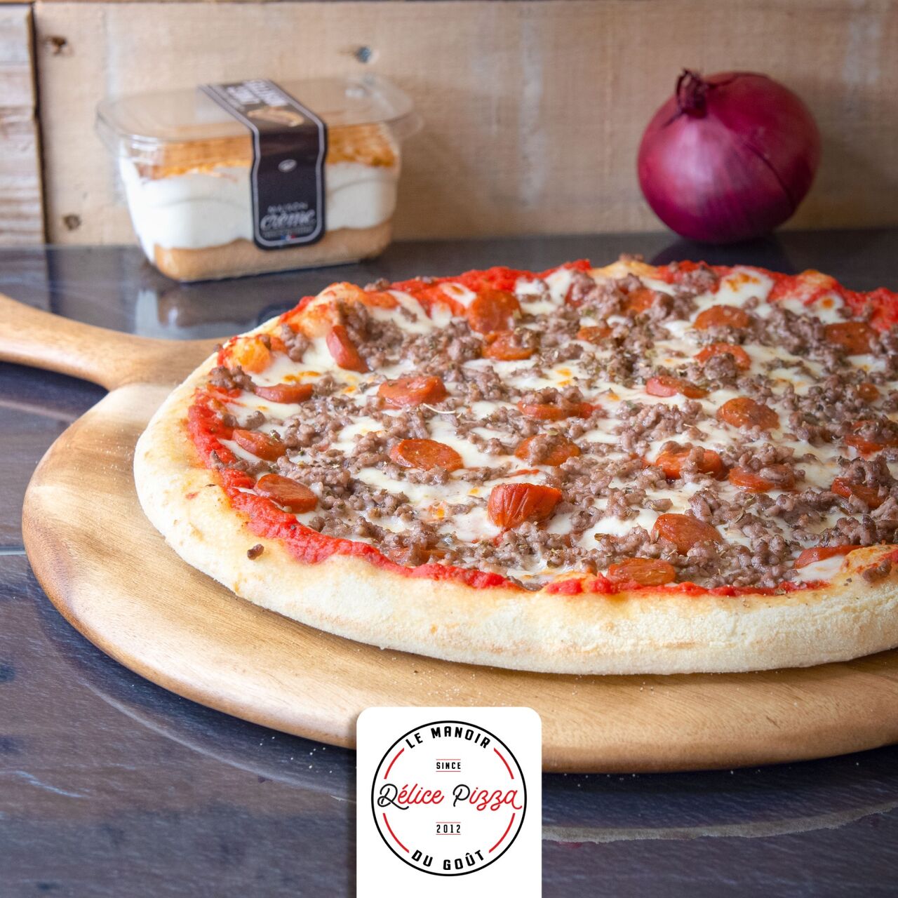 LA MAXI : sauce tomate, mozzarella, merguez, viande hachée, origan, oeuf