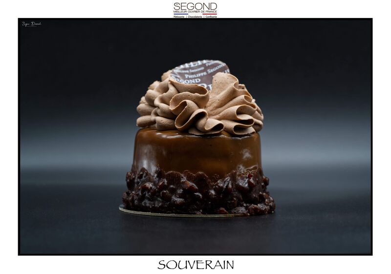 Souverain / Crumble cacao, cœur croquant noisette-caramel, crème diplomate vanille, mousse chocolat noir de l'équateur.