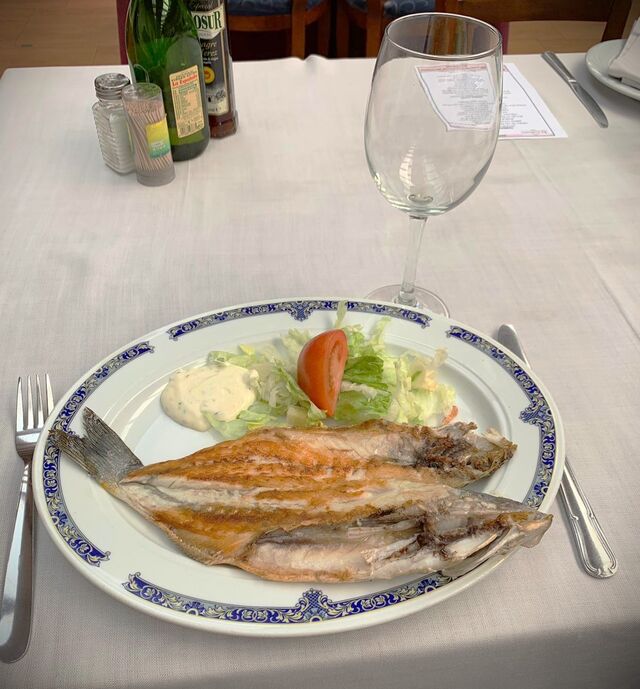 Dorada a la espalda con ensalada.