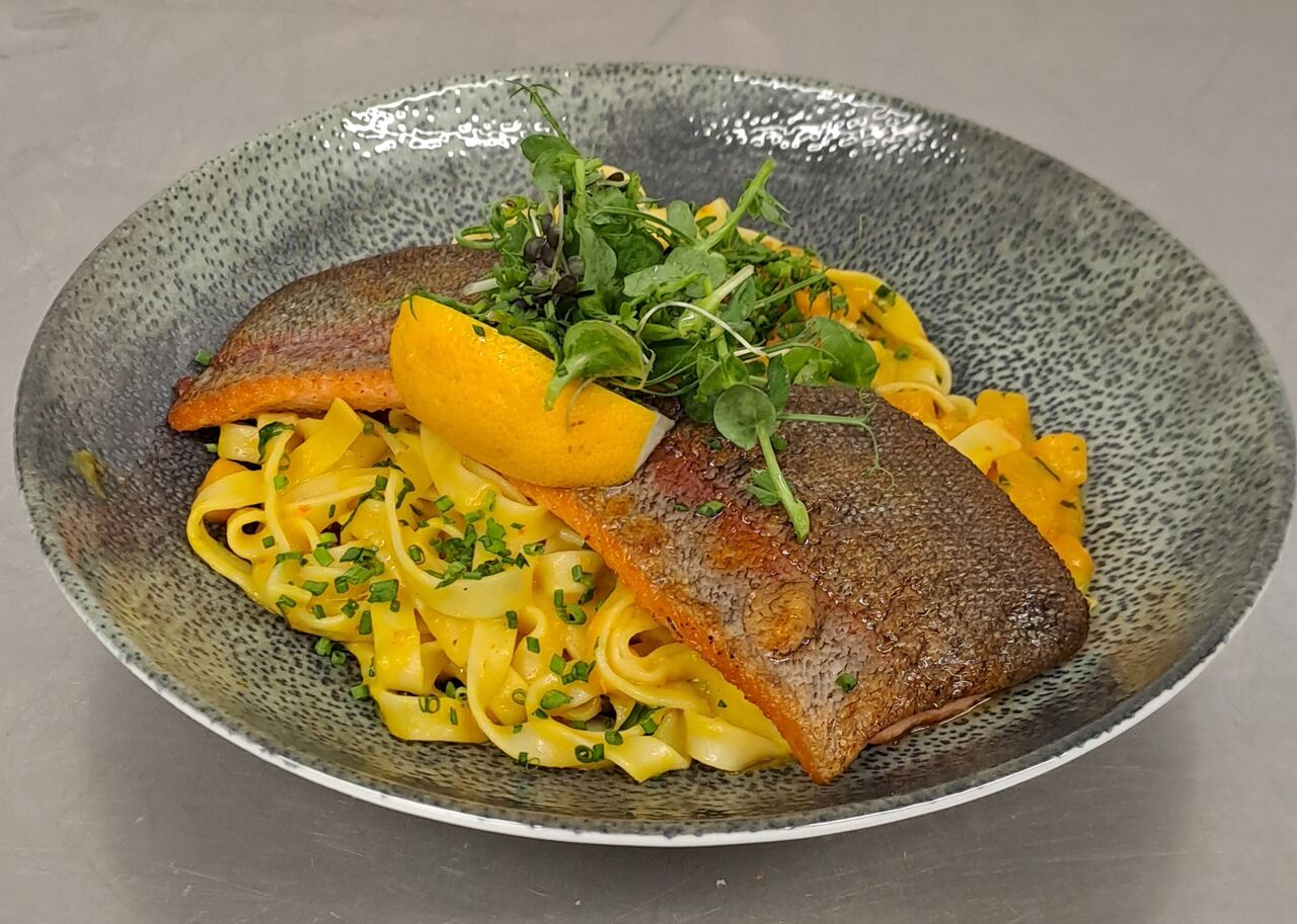 Gebratenes Lachsforellenfilet mit Kürbistagliatelle
