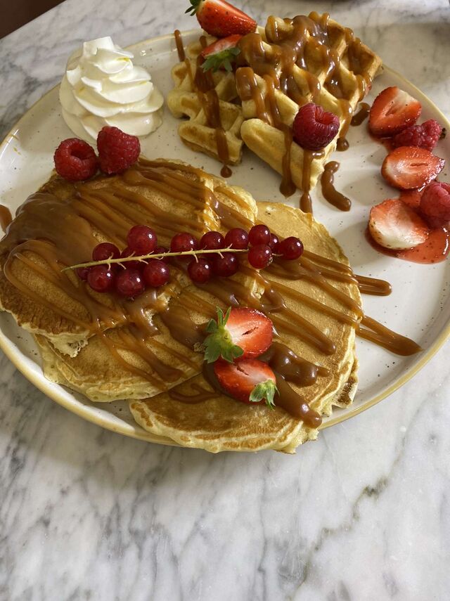 Brunch côté sucré : Pancakes et gaufres, caramel beurre salé, chantilly et fruits rouges 