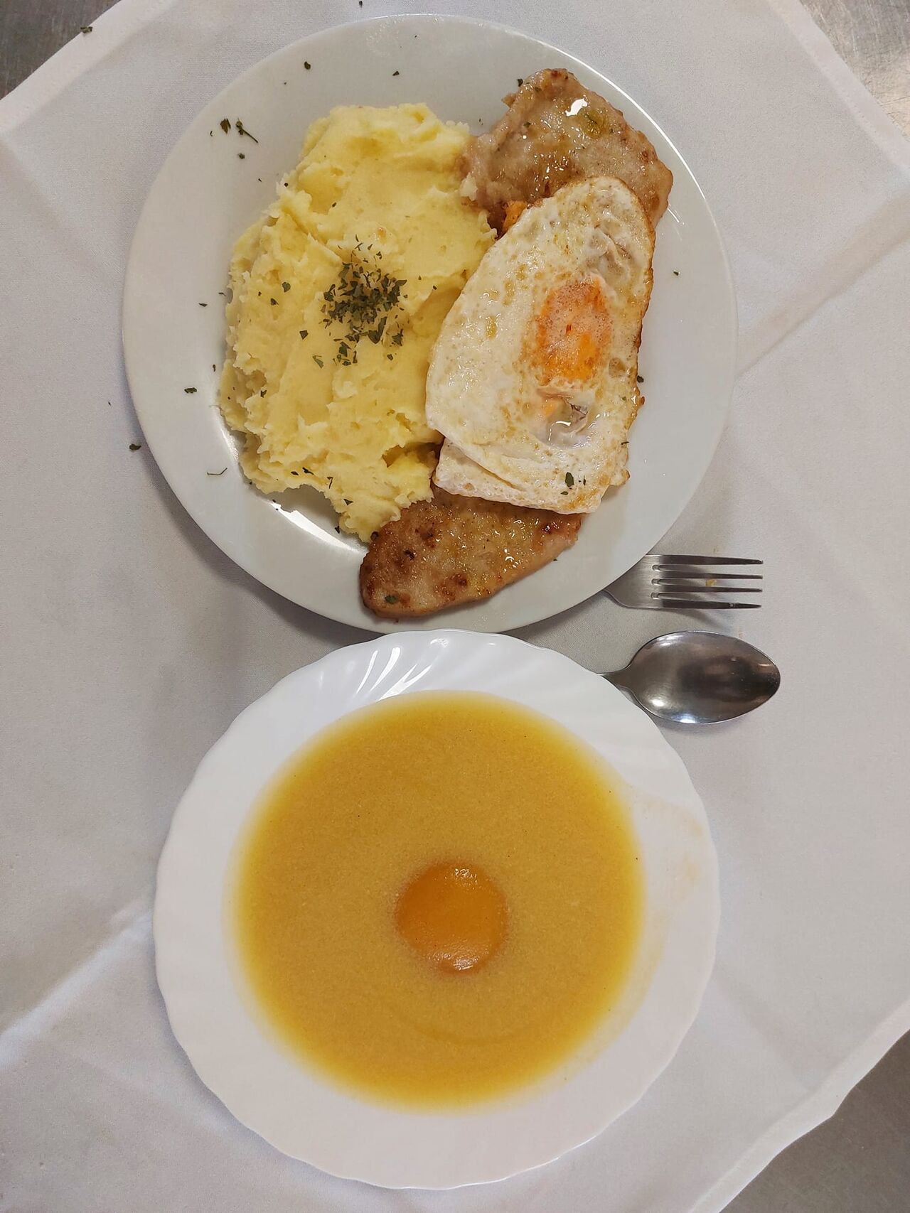 Napi menü: Barack-krémleves, Holstein szelet, törtburgonya