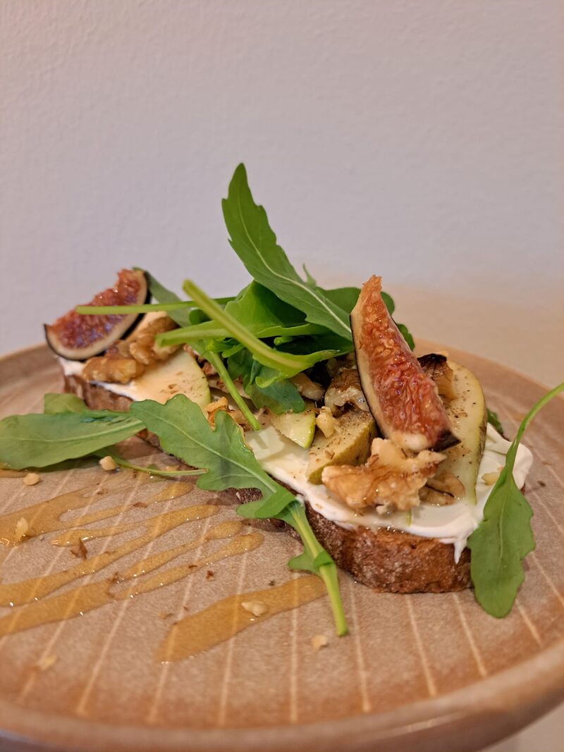 Stulle Walnuss-Birne-Ziegenkäse