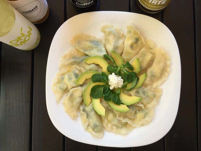 Pierogi z awokado i lisci szpinaku z serem ricotta i mozzarella