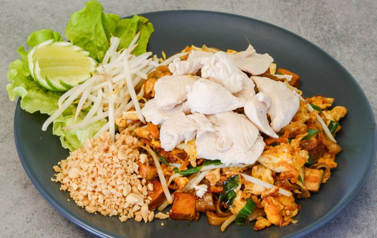 Pad thaï : pâtes, omelettes, sauce thaï poulet ou crevettes10,90€ TTC / la portion