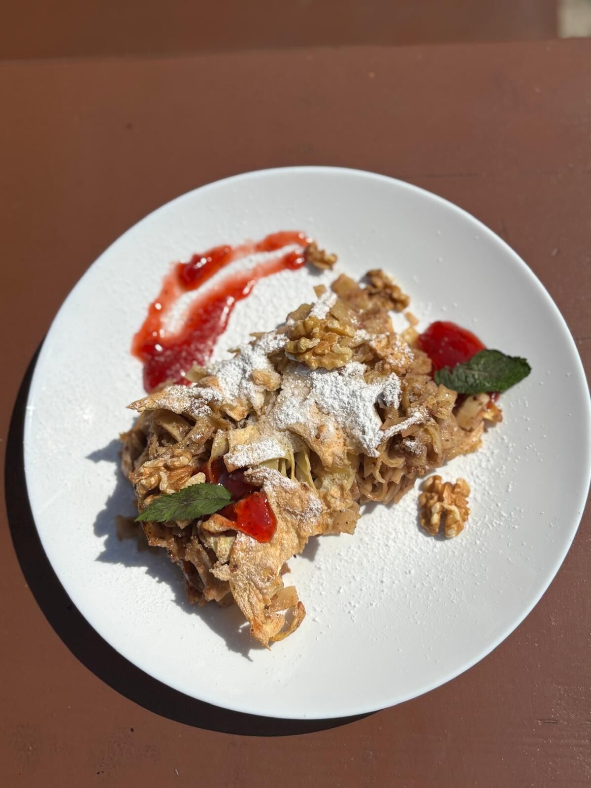 Zapekané orechové rezance s jahodovým lekvárom