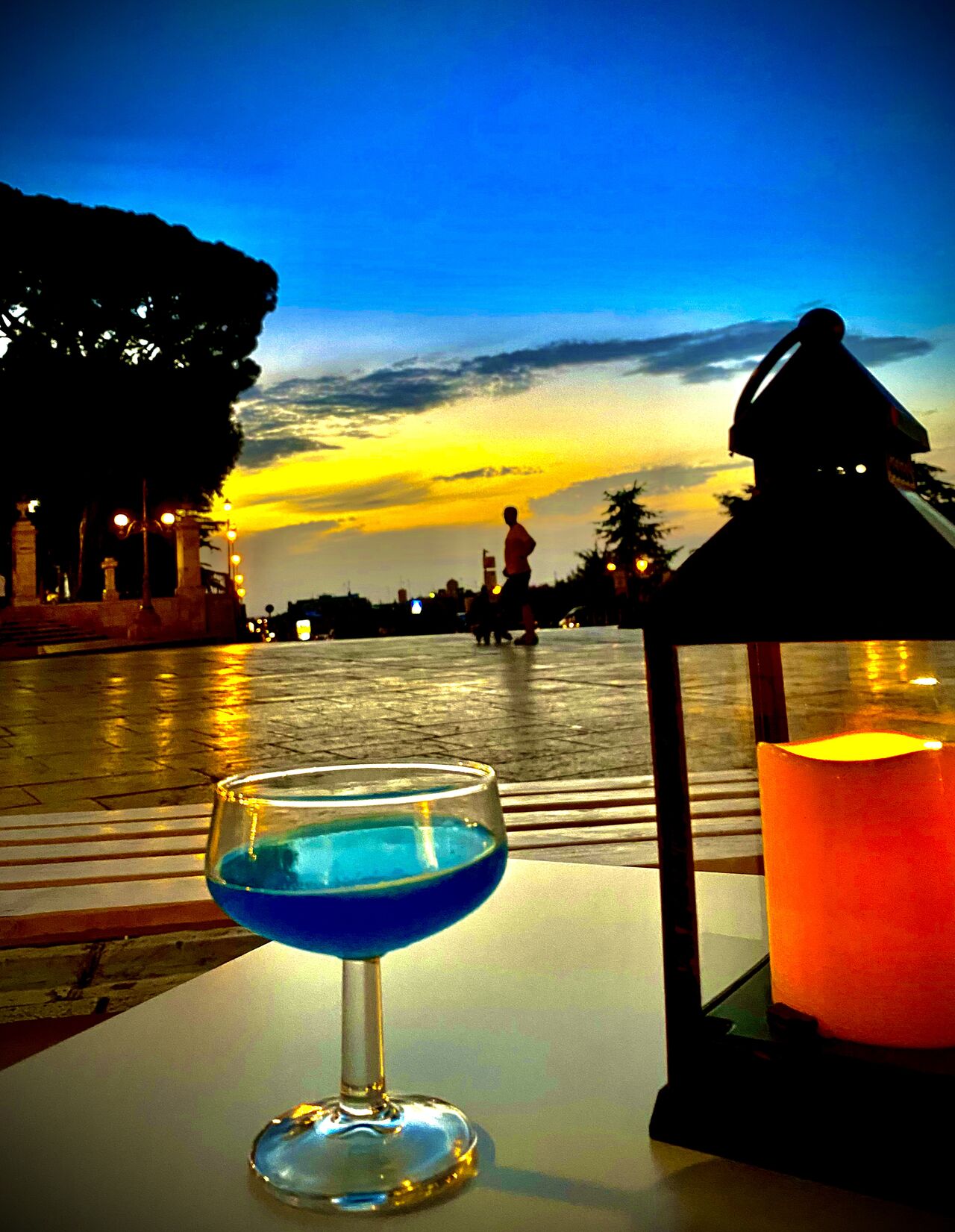 𝐋𝐚 𝐟𝐞𝐥𝐢𝐜𝐢𝐭à, 𝐜𝐨𝐦𝐞 𝐮𝐧 𝐛𝐮𝐨𝐧 𝐜𝐨𝐜𝐤𝐭𝐚𝐢𝐥, 𝐝𝐞𝐯𝐞 𝐞𝐬𝐬𝐞𝐫𝐞 𝐚𝐬𝐬𝐚𝐩𝐨𝐫𝐚𝐭𝐚 𝐚 𝐩𝐢𝐜𝐜𝐨𝐥𝐢 𝐬𝐨𝐫𝐬𝐢.