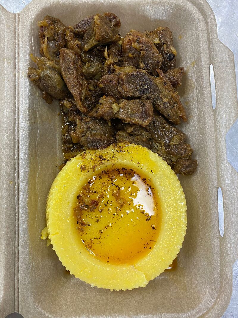 Pastramă de berbecuț la tigaie cu mămăligă 