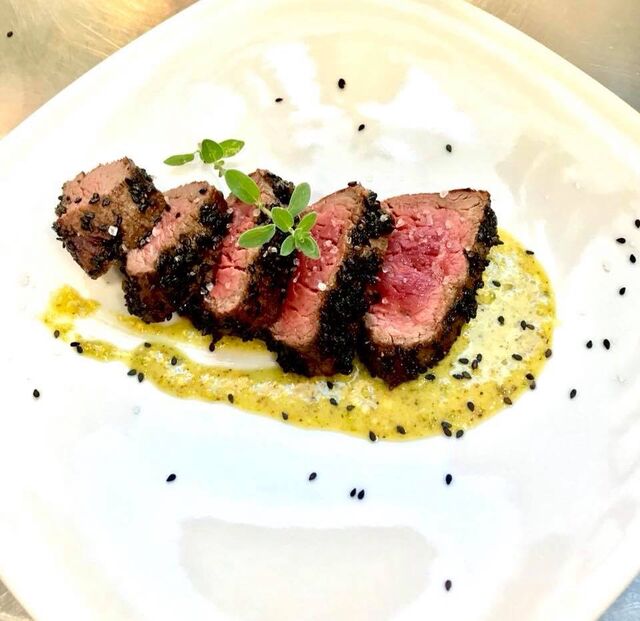 Filetto d’Angus in crosta di sesamo nero su crema di pistacchio 