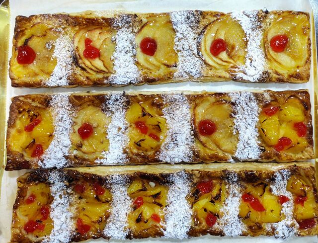 Bandas de piña y manzana,manzana sola y piña sola,todas con crema.