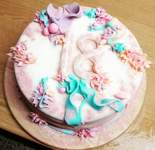 Zauberhafte Themen-Torte aus eigener Herstellung