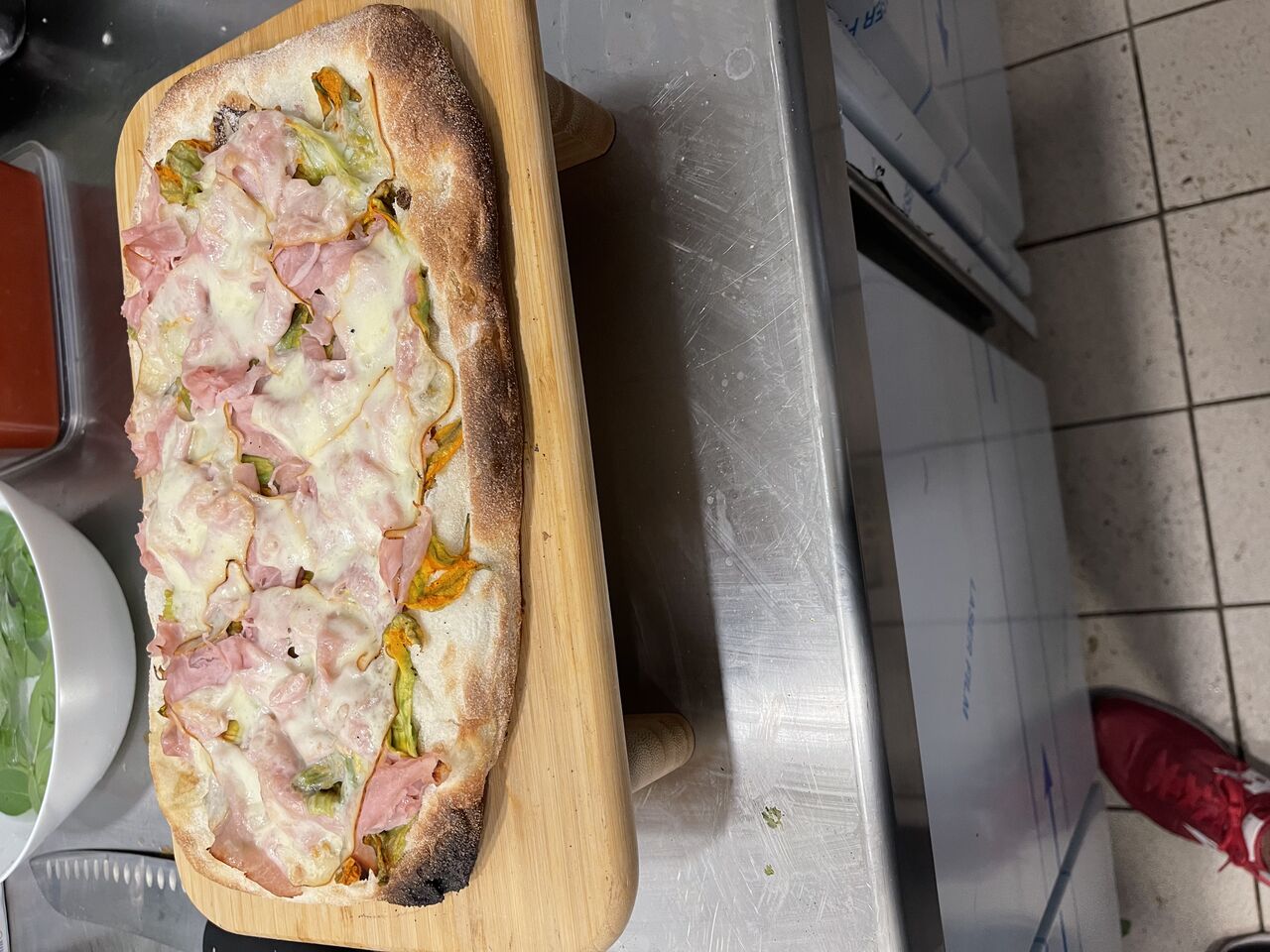Jambon Cuit, Fleurs de Courgettes et Provola Fumée.