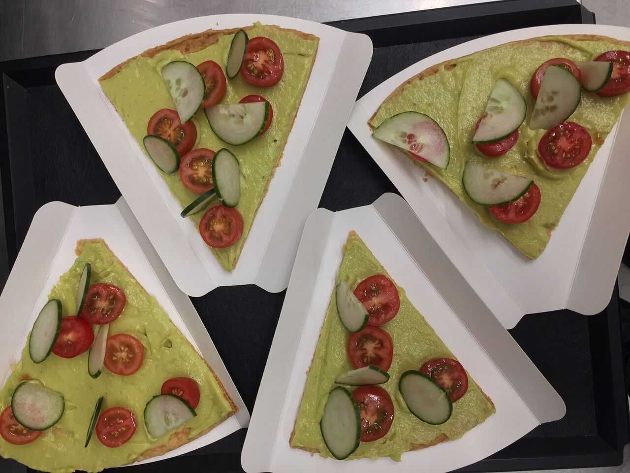Tarte fine du 2 mars 2020
Pâte feuilletée , avocat , concombre et tomate cerise
2.90 € la part ou 17.00 € entière