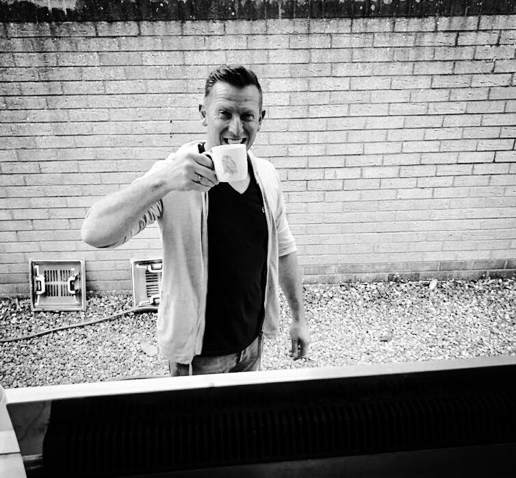 The first cup of tea (première tasse de thé servie)