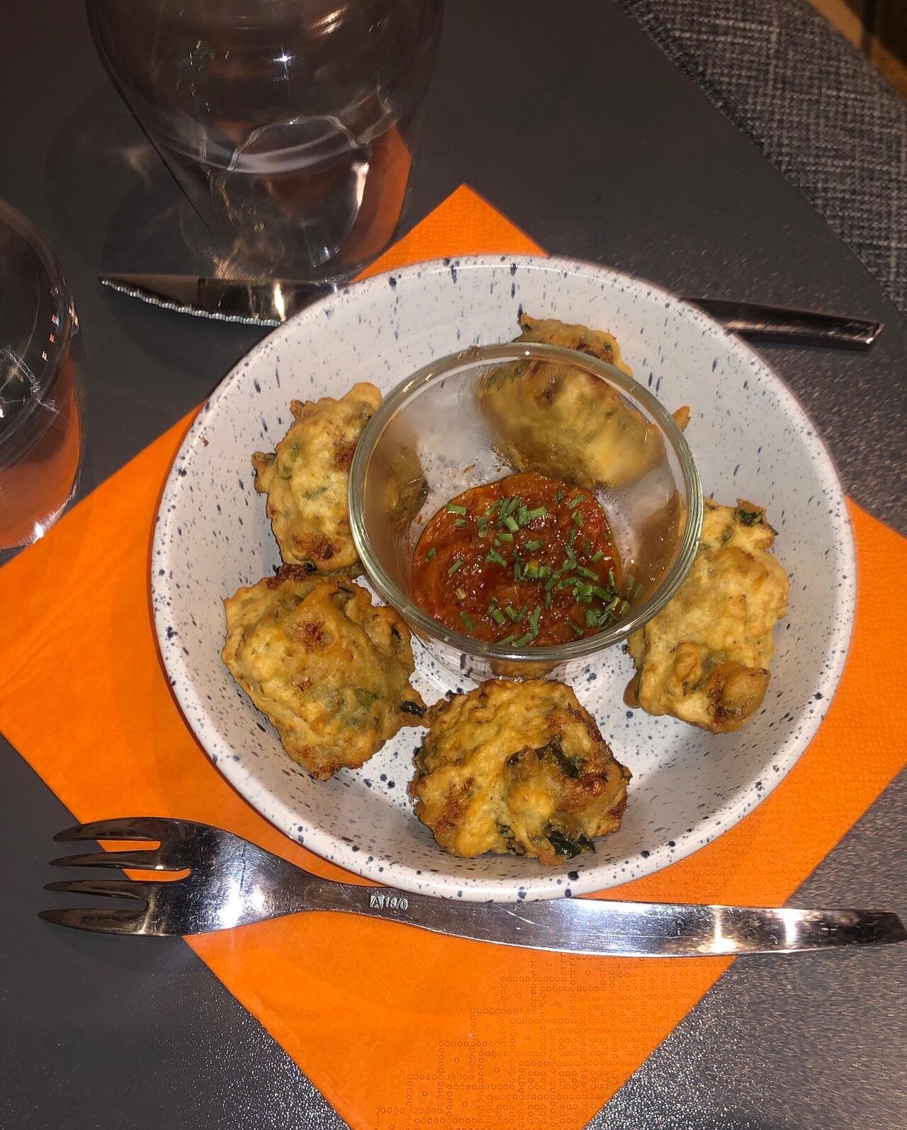 Des beignets aux crevettes et aux épices accompagnés d'une sauce rougail.