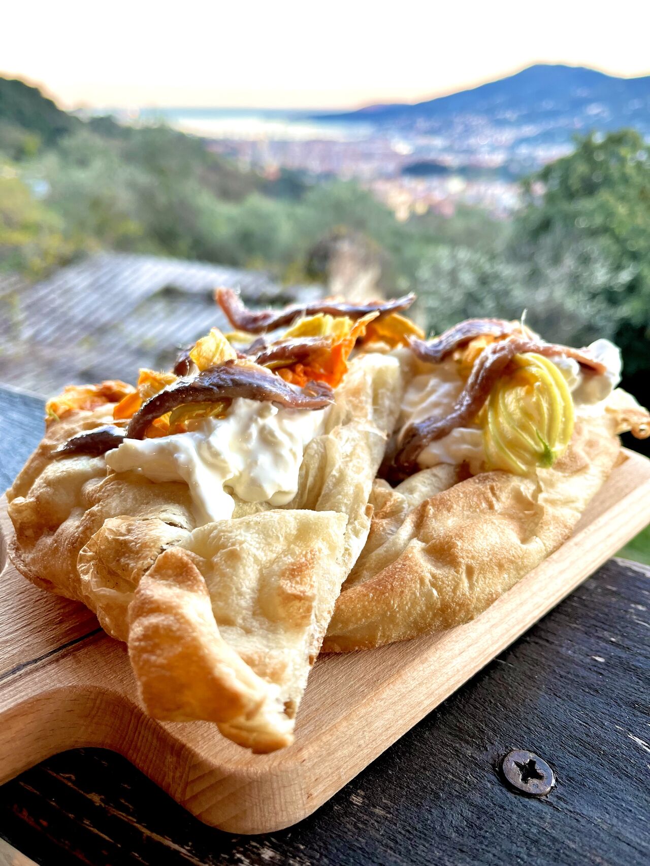 focaccia stracciatella, fiori di zucca e acciughe