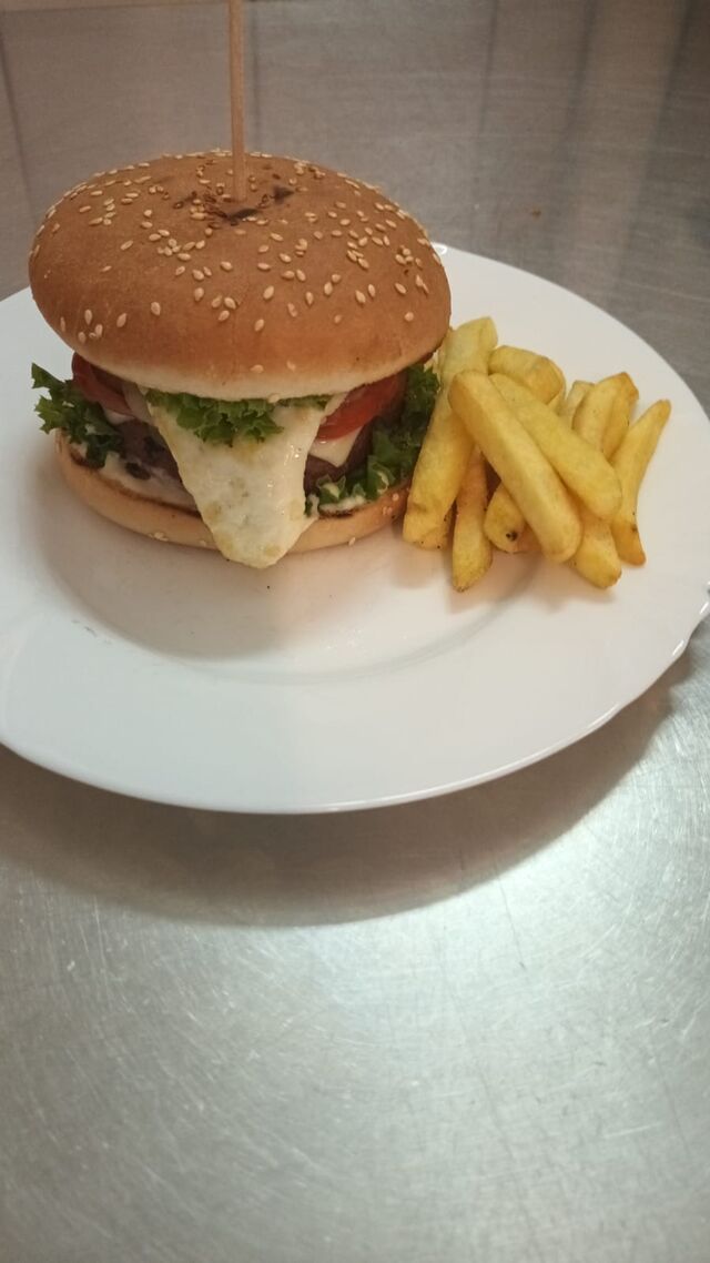 Burger cu cartofi prăjiți 