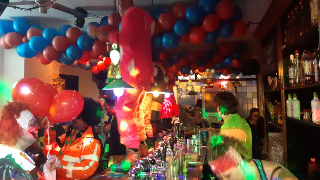 src=https://cdn.website.dish.co/media/0a/83/3121031/Le-Cafe-foto-carnaval.jpg