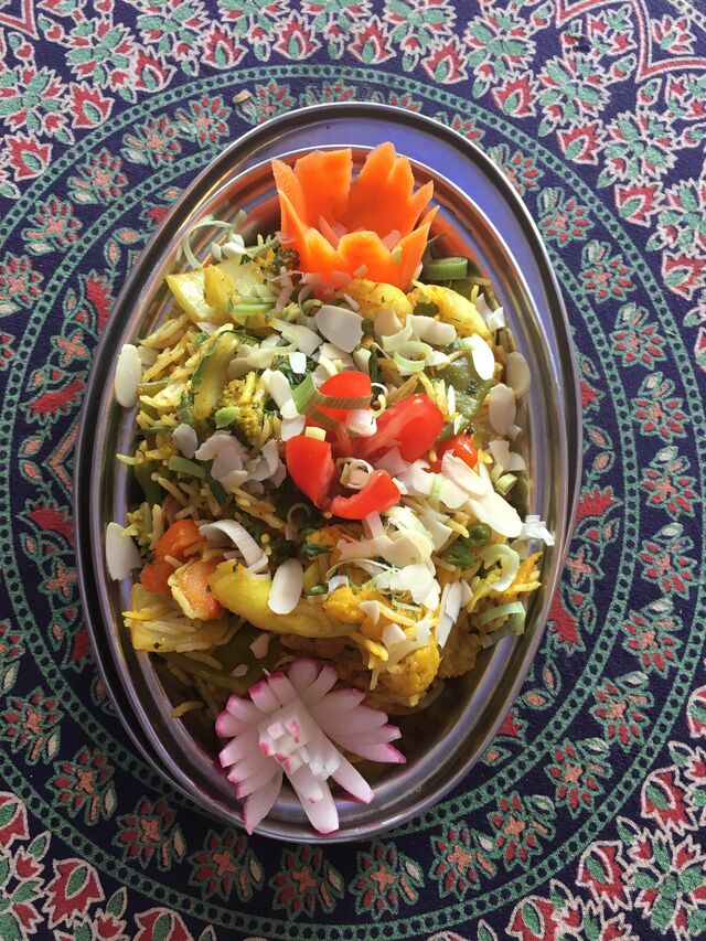 Riz mijoté avec des légumes aux épices fruits secs et noix de cajou