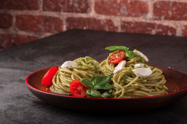 Espaguetis al pesto y cherries