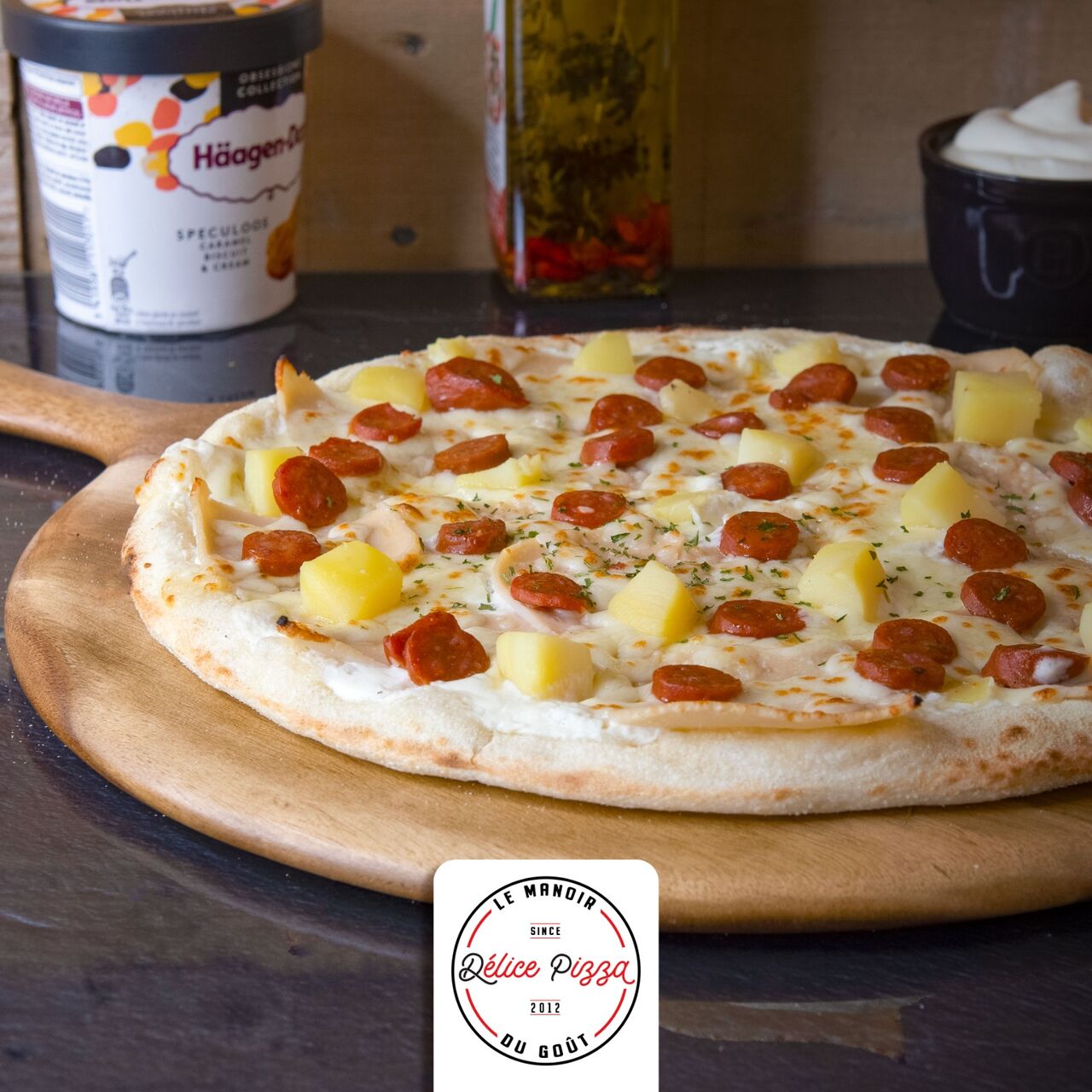 LA PEGASUS : crème fraiche, blanc de poulet, mozzarella, merguez, pomme de terre, oeuf, persillade 