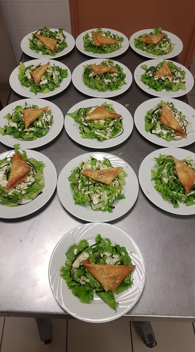 Salade brique de chèvre chaud servie à l'assiette 