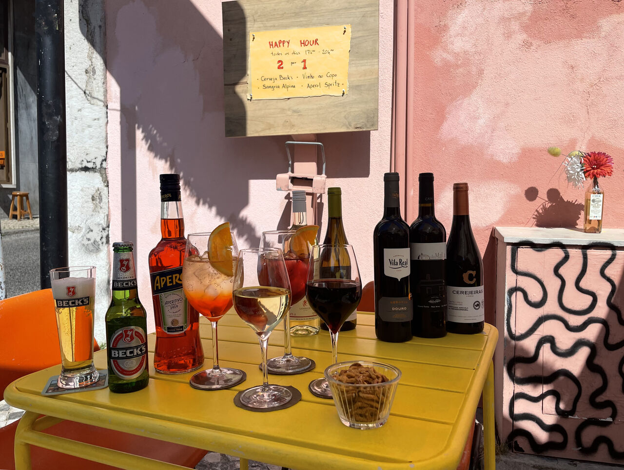 Happy Hour 17h - 20h 2 for 1 on many different products