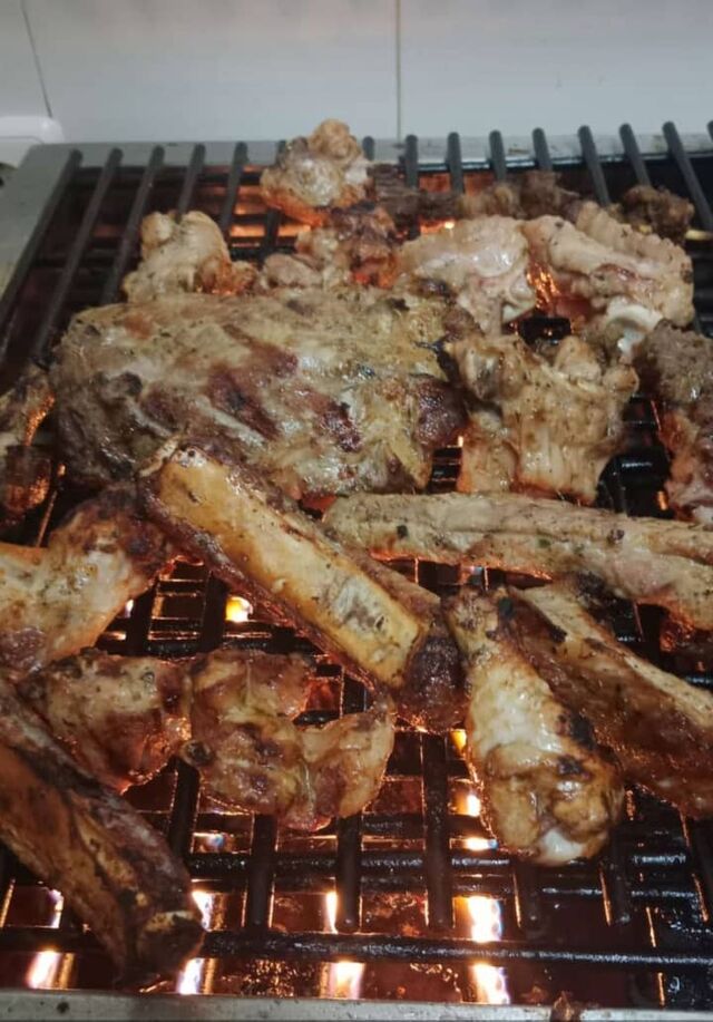 Especial la brasa de la casa, costillas, pavo, alitas, sardinas y alitas