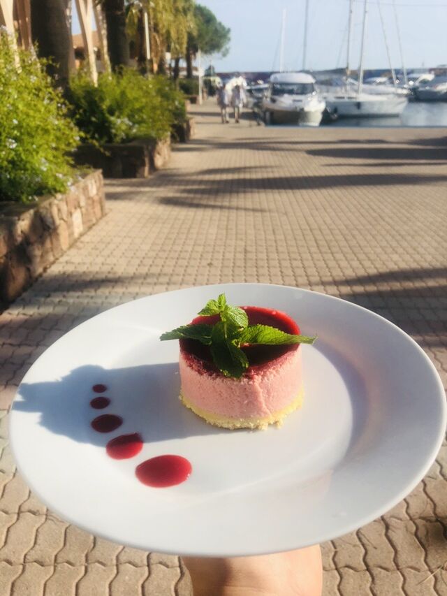 Bavarois fruits rouges, biscuits génoise, mousse de fraise et coulis de framboises le tout maison