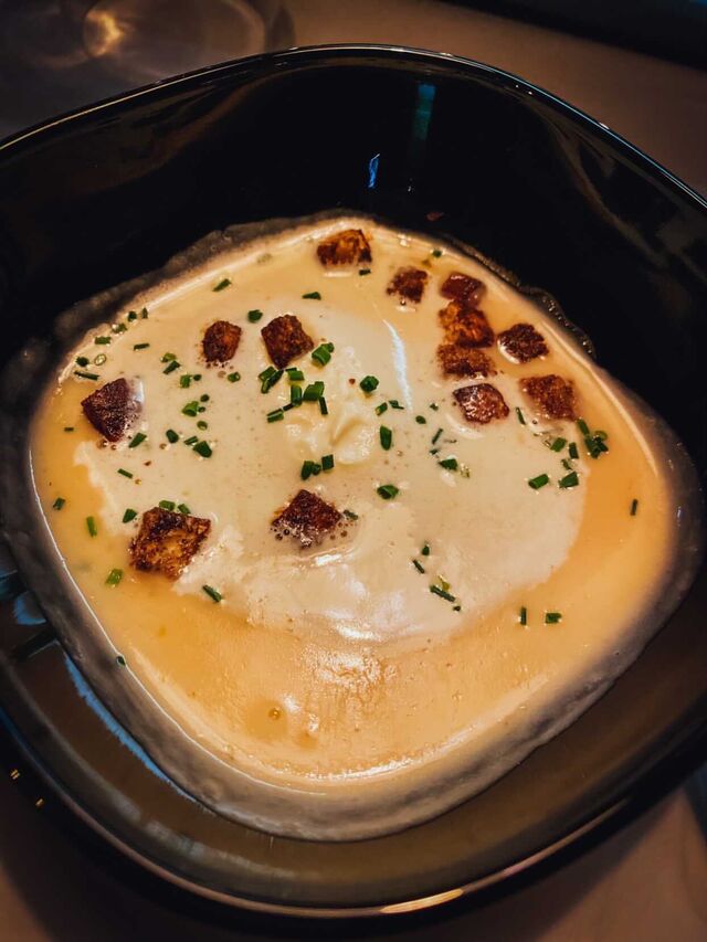 Gruß aus der Küche: Terlaner Weinsuppe mit Zimtcroutons