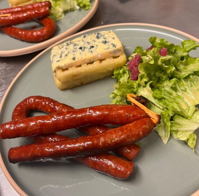 La Txistorra, saucisse basque au paprika, gaufrettes rosties et bleu fondu