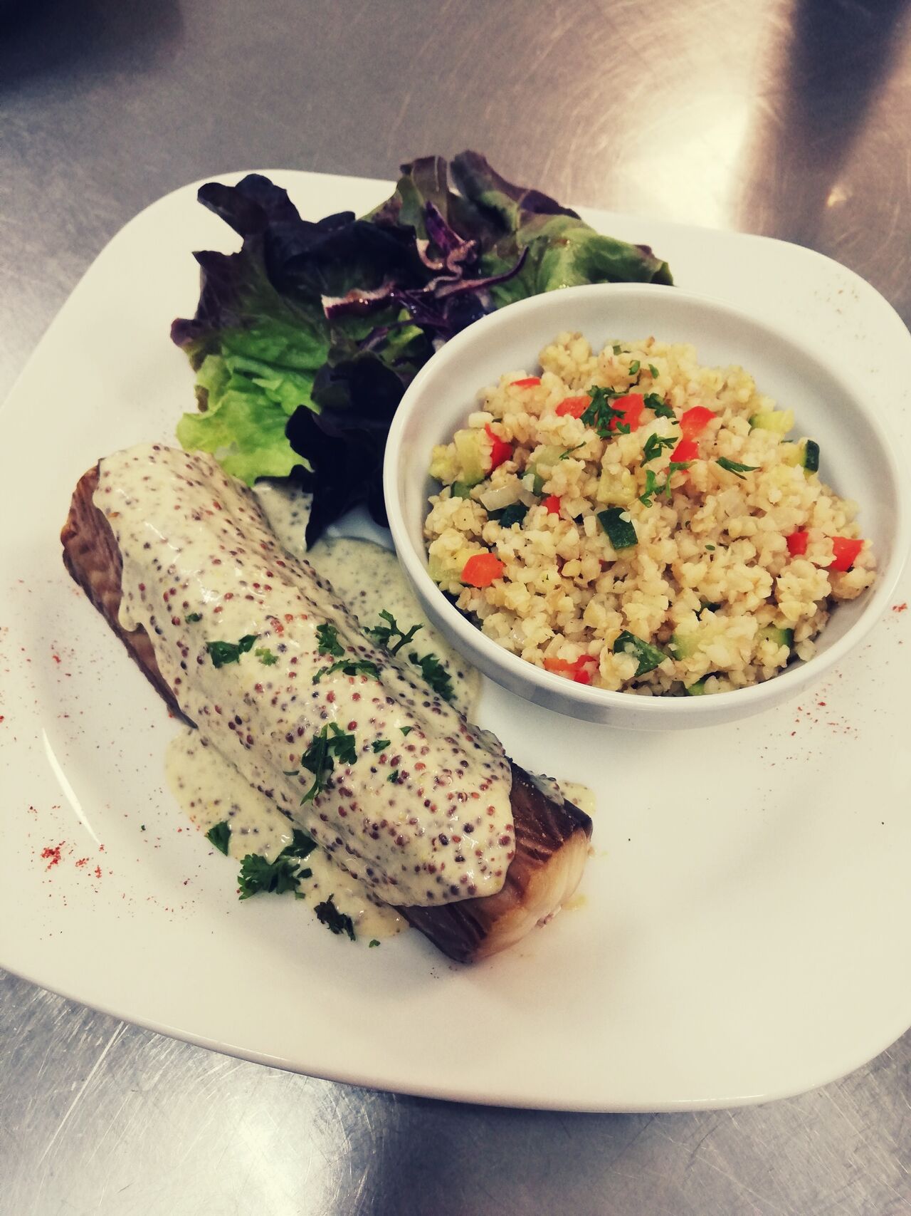 Saumonette, crème à la graine de moutarde et boulgour brunoise de légumes 
