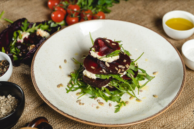 Salata od pečene cikle i feta sira
