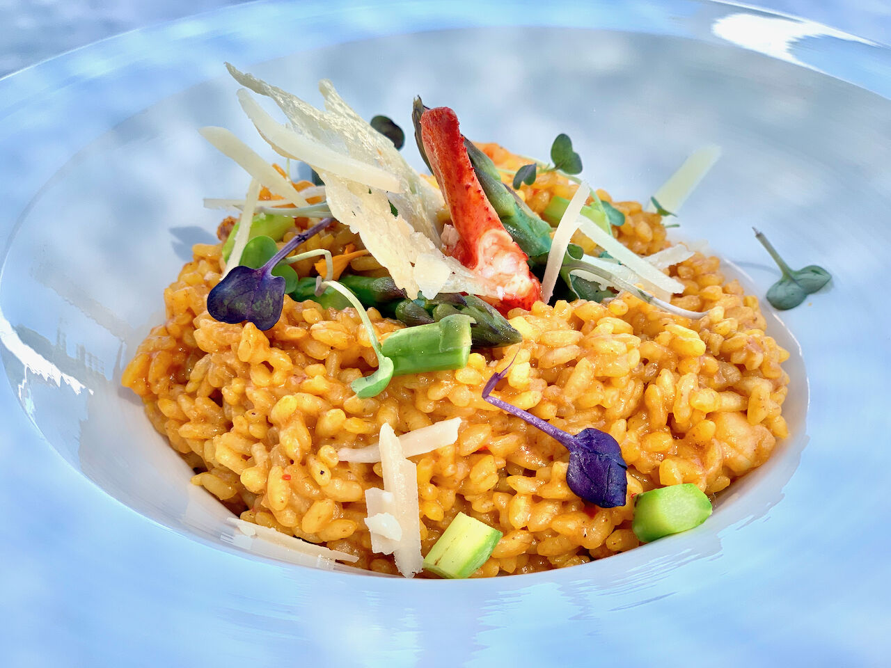 Risotto de bogavante al safran con verduras de temporada y crujiente de Parmesan viejo
