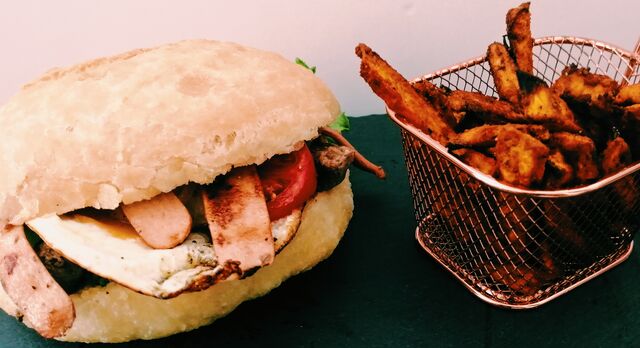 L'AMERICAIN
steak haché, oeuf, saucisse, cheddar, salade, tomate, oignon et frites de patate douce 