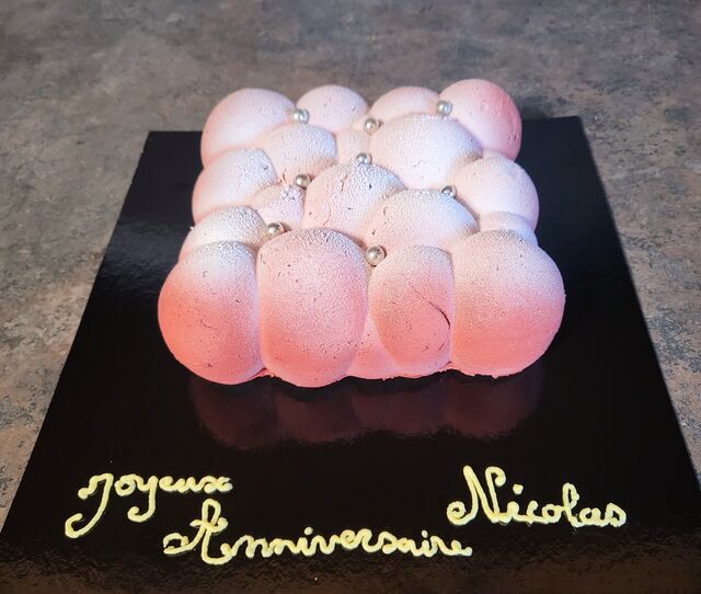 Gâteau Nuage : ganache montée chocolat au lait et caramel génoise cacao, déco Velours bi-color 😉