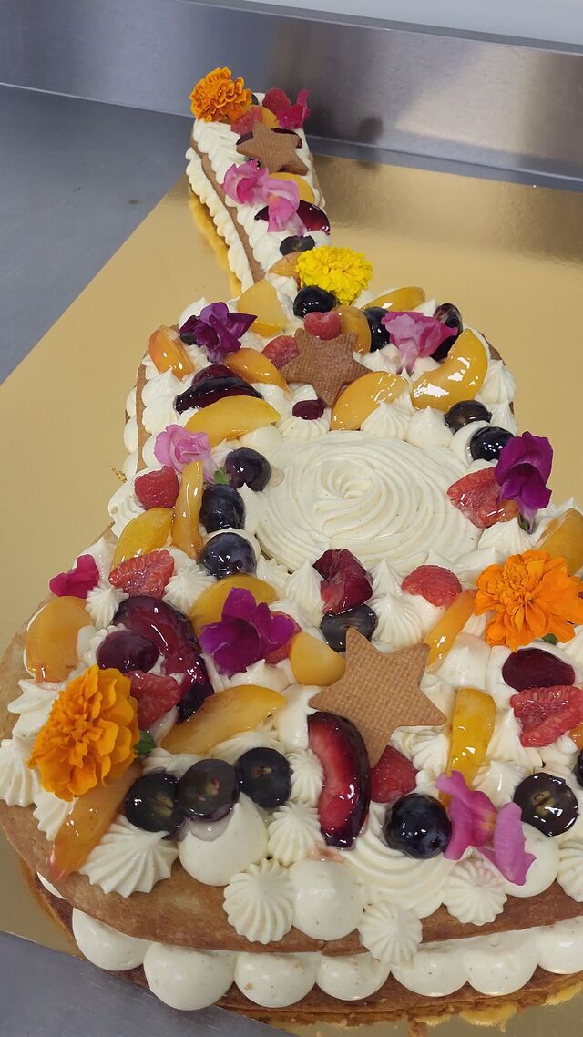 guitar cake 10 parts par. A partir de 6€ la part.