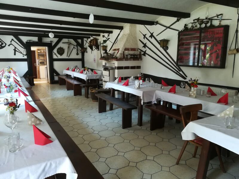 Heurigenlokal bereit für die Geburtstagsgäste.