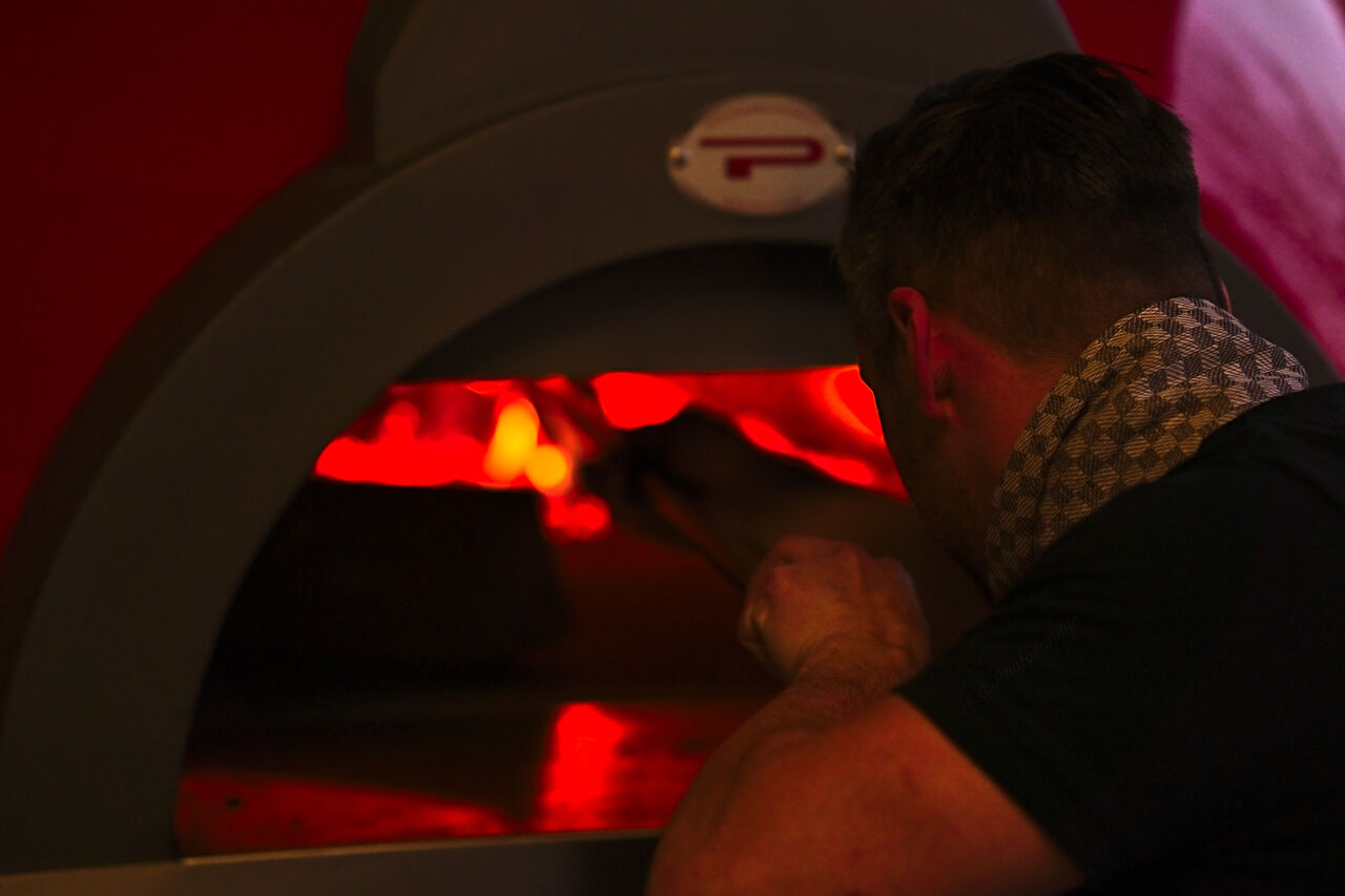 Pizza Frisch aus dem Holzofen