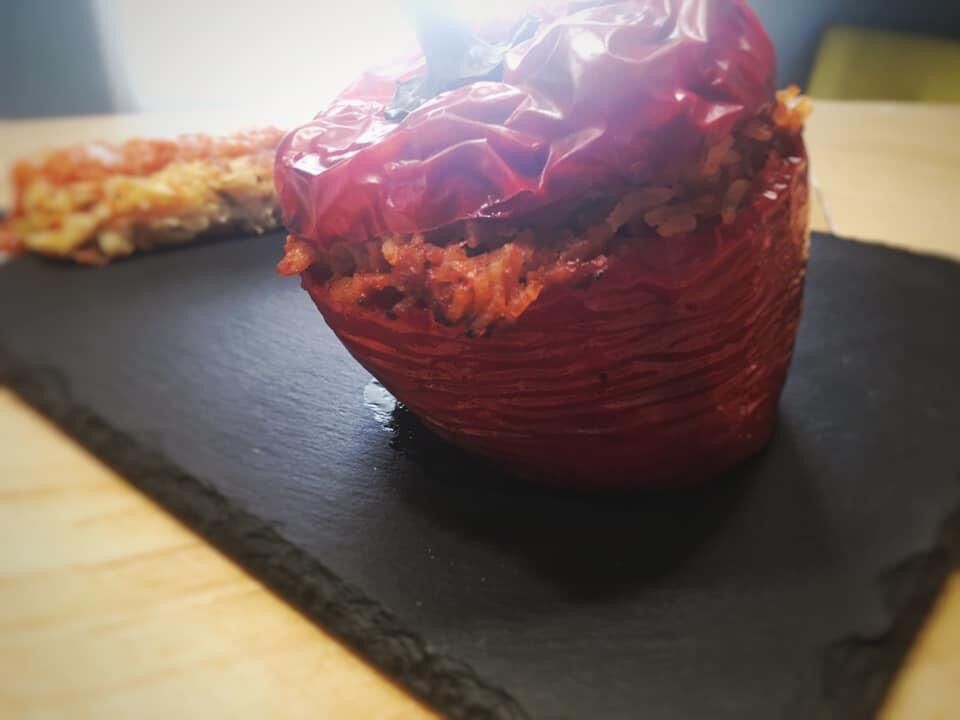 Pimiento relleno acompañado de pastel de anacardos ( plato de menú semanal . 10 o 20
Platos . Entrega a domicilio ) 