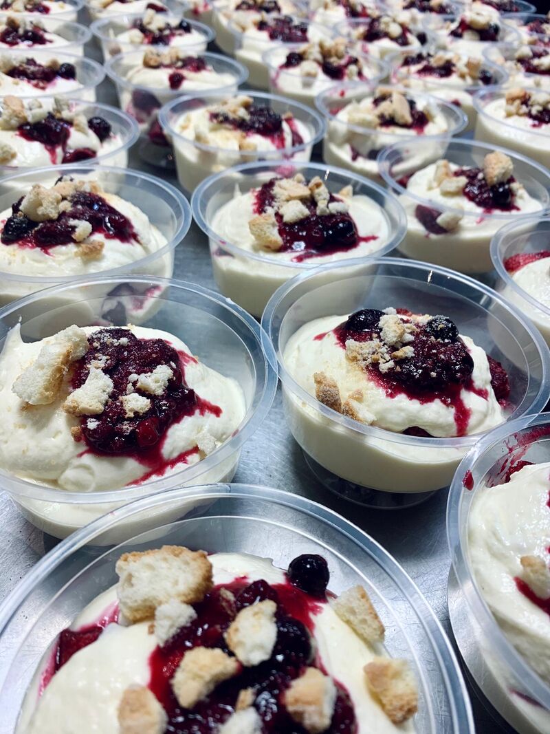 Mascarpone dessert met vingerkoekjes en rode vruchten coulis