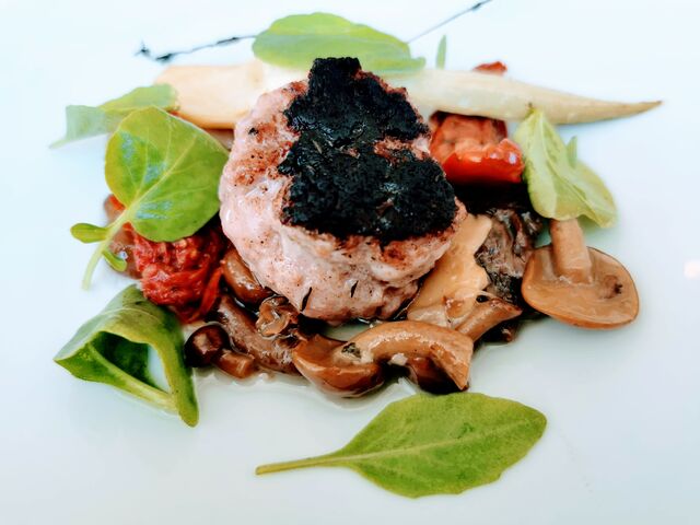 un des nombreux plats du menu dégustation présenté chaque midi en semaine ... Photo prise par une fidèle cliente