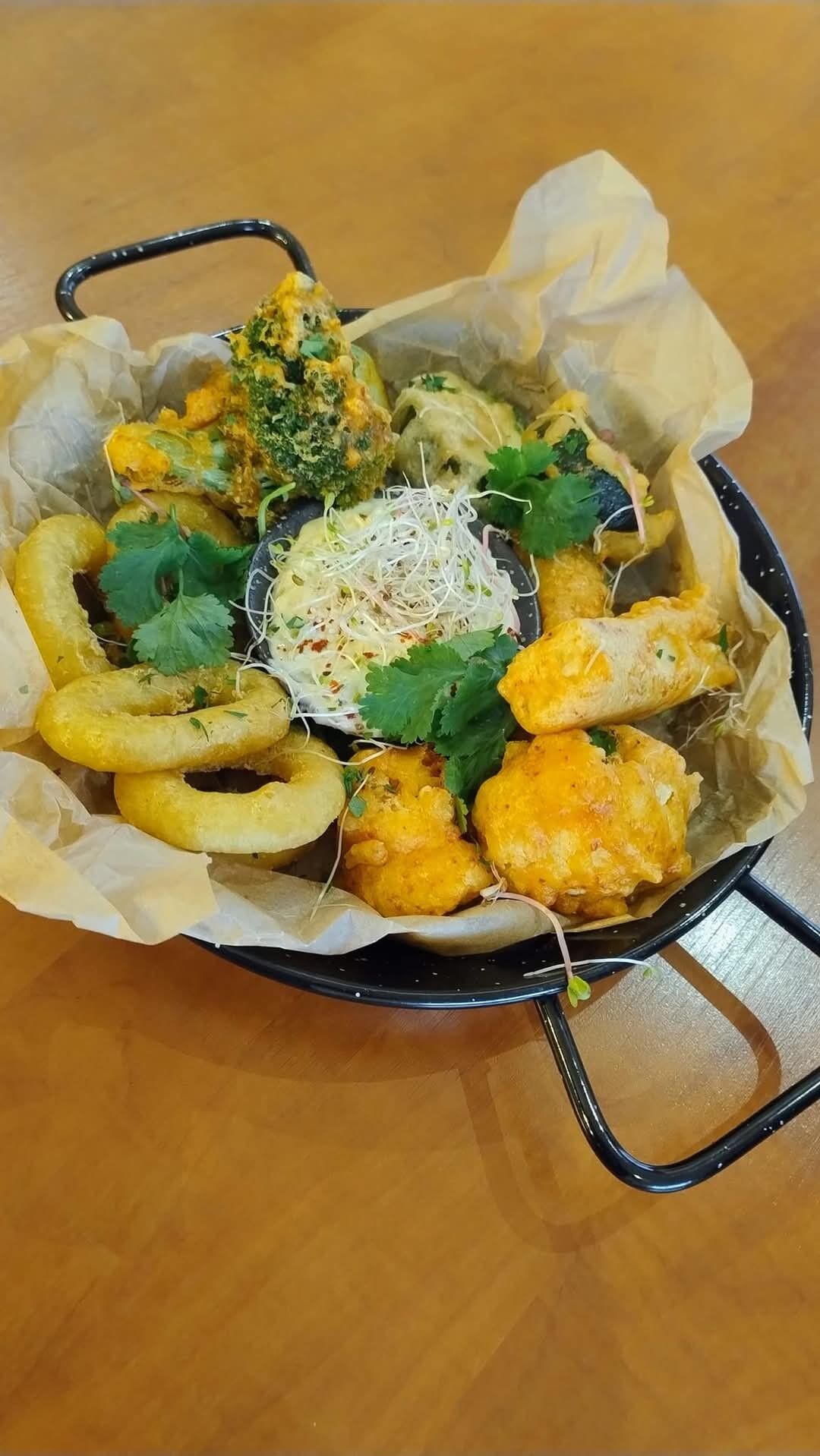 Zestaw przekąsek w chrupiącej panierce z aromatycznym dipem | Crunchy Snack Platter with Aromatic Dip