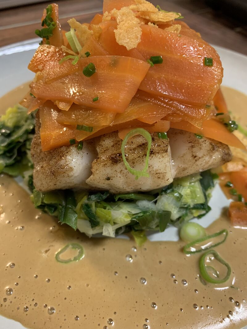 Le Dos de Cabillaud, Sauce Soja, Fondue de Poireaux et Tagliatelles de Carottes